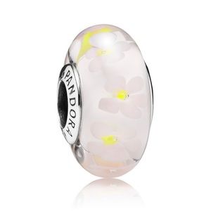 NEW Pandora Field of Daises Murano glass charm. BRAND NEW never worn